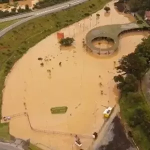 Imagens mostram parque e ruas alagadas apesar do nível do Rio Itajaí-Açu em Blumenau ter estabilizado