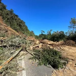 Serra do Panelão segue interditada após queda de barreira