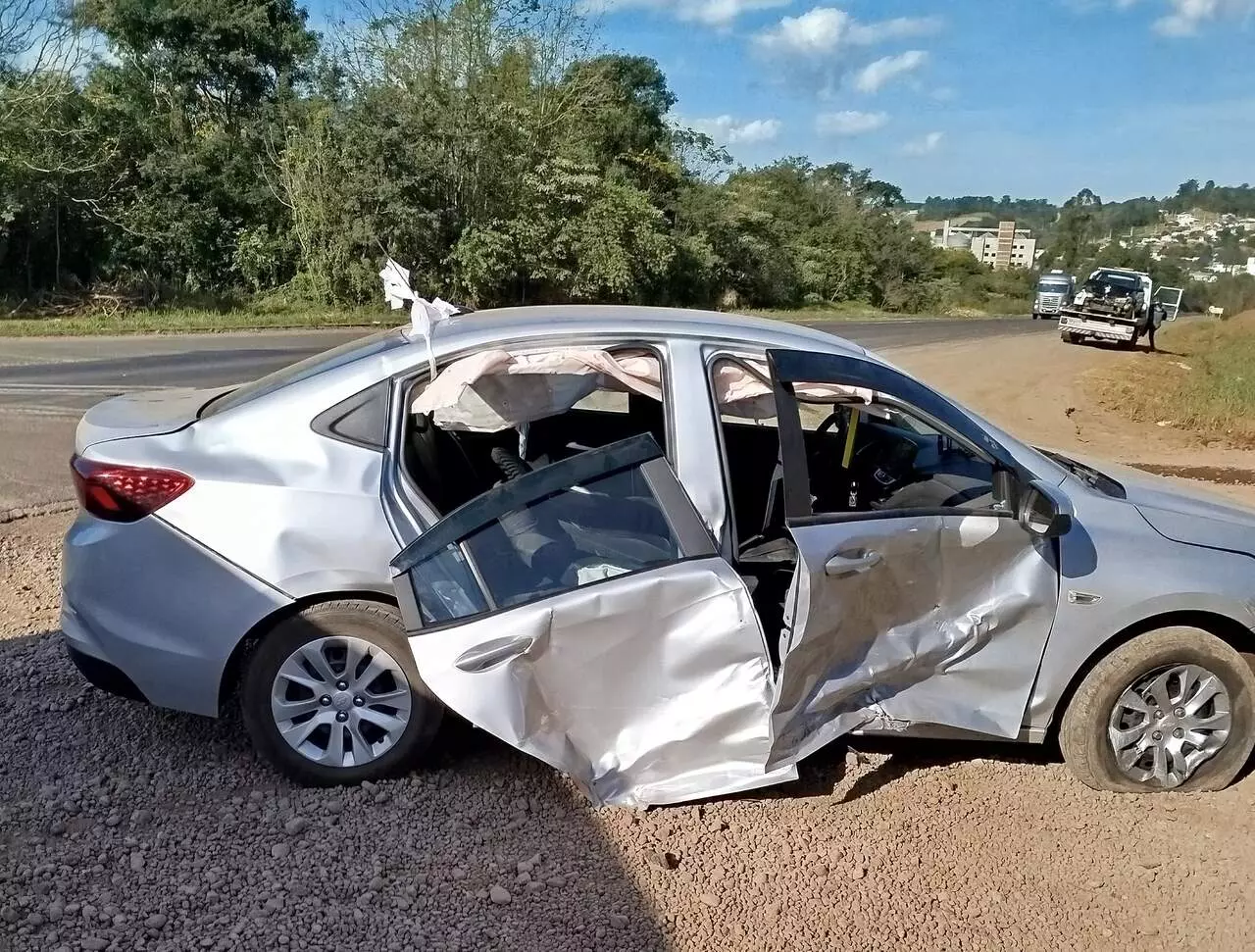 Acidente entre carros deixa duas pessoas presas às ferragens na BR-282 em SC | Foto: Corpo de Bombeiros Militar