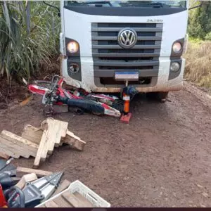 Adolescente fica preso embaixo de caminhão após acidente em SC | Foto: Corpo de Bombeiros/Divulgação