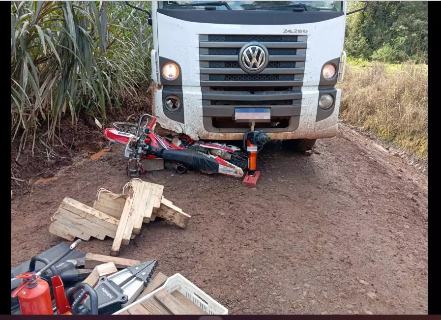 Adolescente fica preso embaixo de caminhão após acidente em SC | Foto: Corpo de Bombeiros/Divulgação