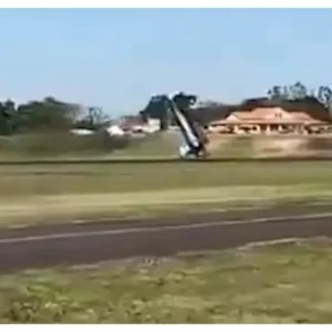 Avião dá 'cambalhota' e tomba durante pouso em aeroporto | Imagem: Reprodução/Facebook