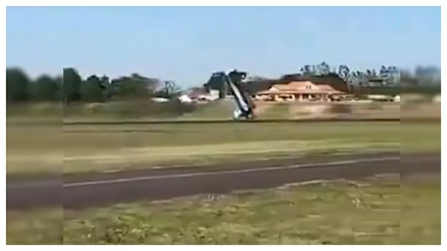 Avião dá ‘cambalhota’ e tomba durante pouso em aeroporto | Imagem: Reprodução/Facebook