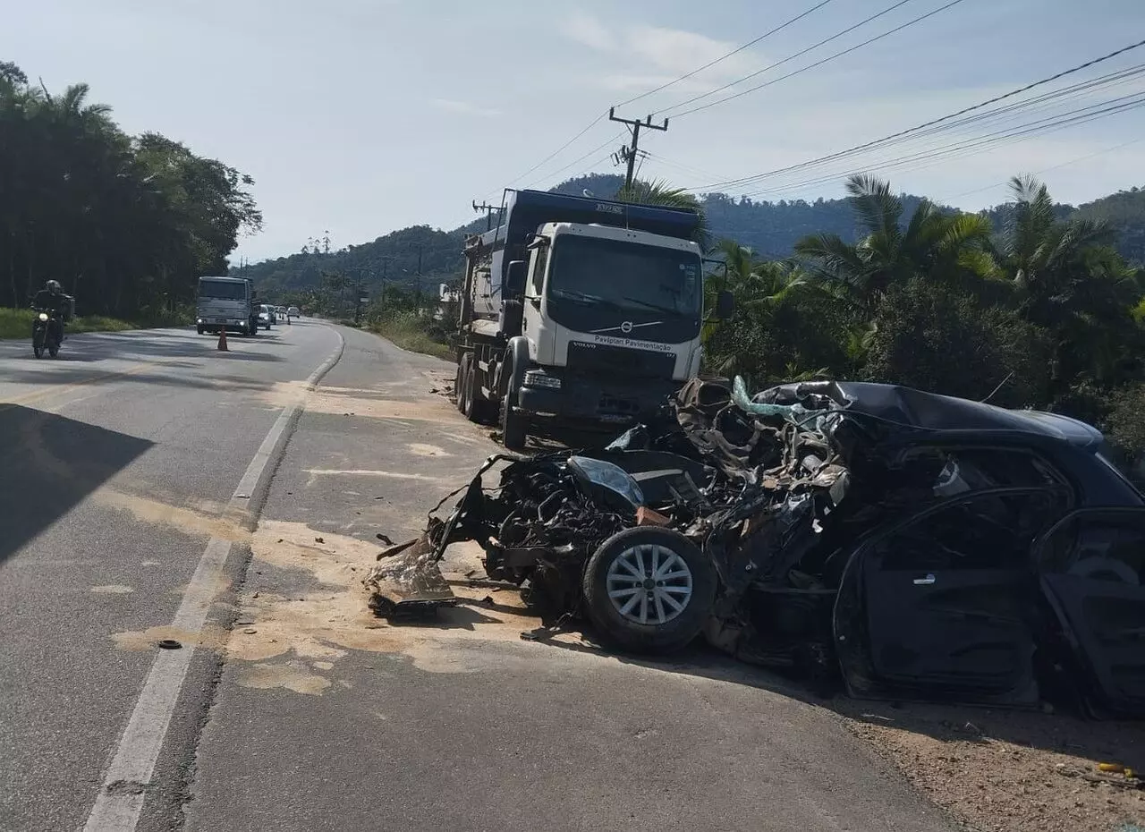 Batida com caçamba destrói carro e mata motorista em SC | Foto: PMRv/Divulgação 