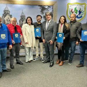 Finalistas da Rádio Clube ao prêmio Microfone de Ouro recebem Moção Legislativa