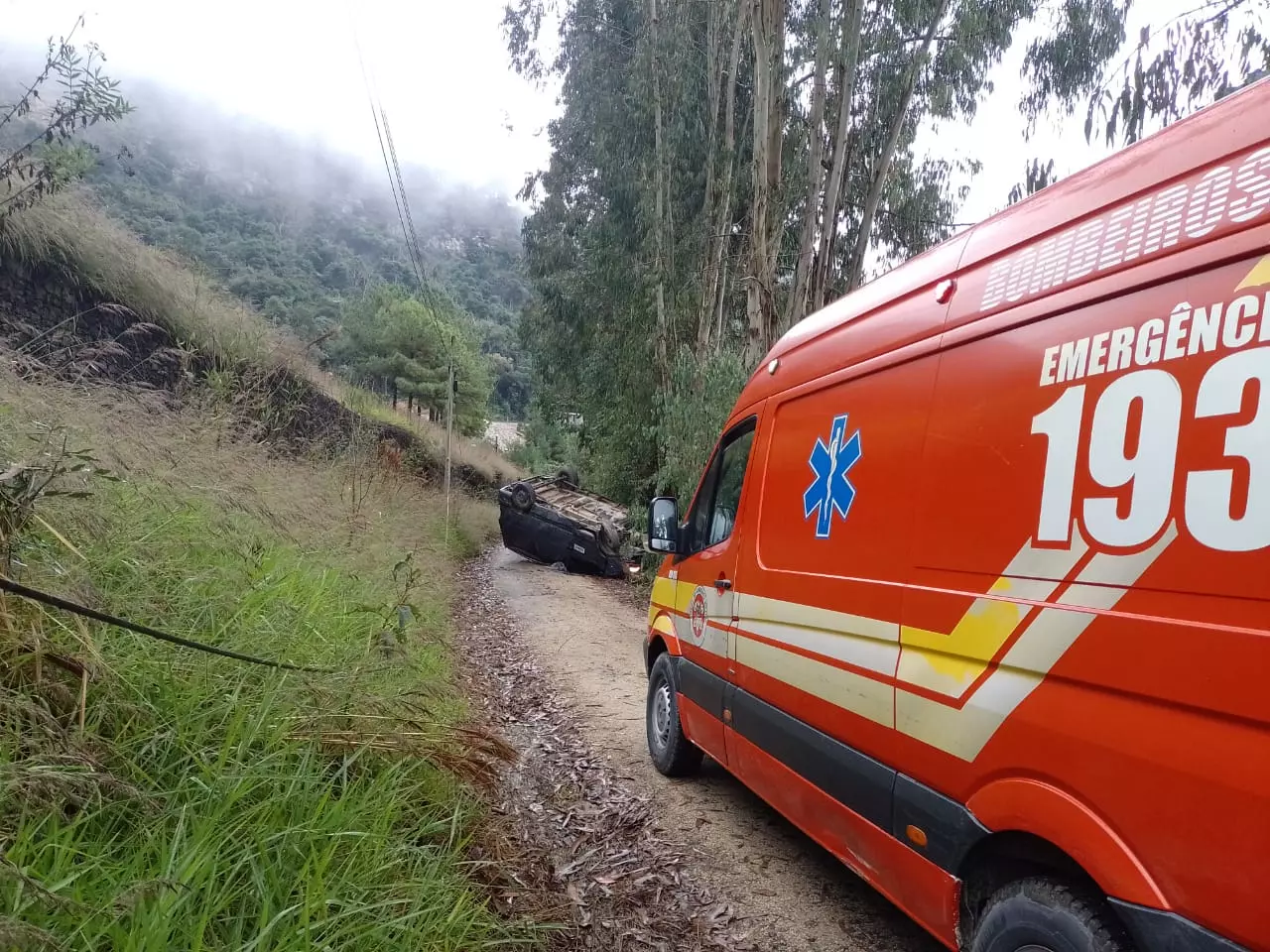 Furgão despenca em barranco de 8 metros na BR-282 e deixa vítimas | Foto: Corpo de Bombeiros/Divulgação