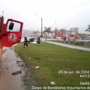 Grave acidente mata uma pessoa e provoca engavetamento na BR-470 | Foto: Corpo de Bombeiros