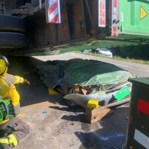 Imagens chocantes: caminhão “esmaga” carro e dois morrem em SC | Foto: Corpo de Bombeiros