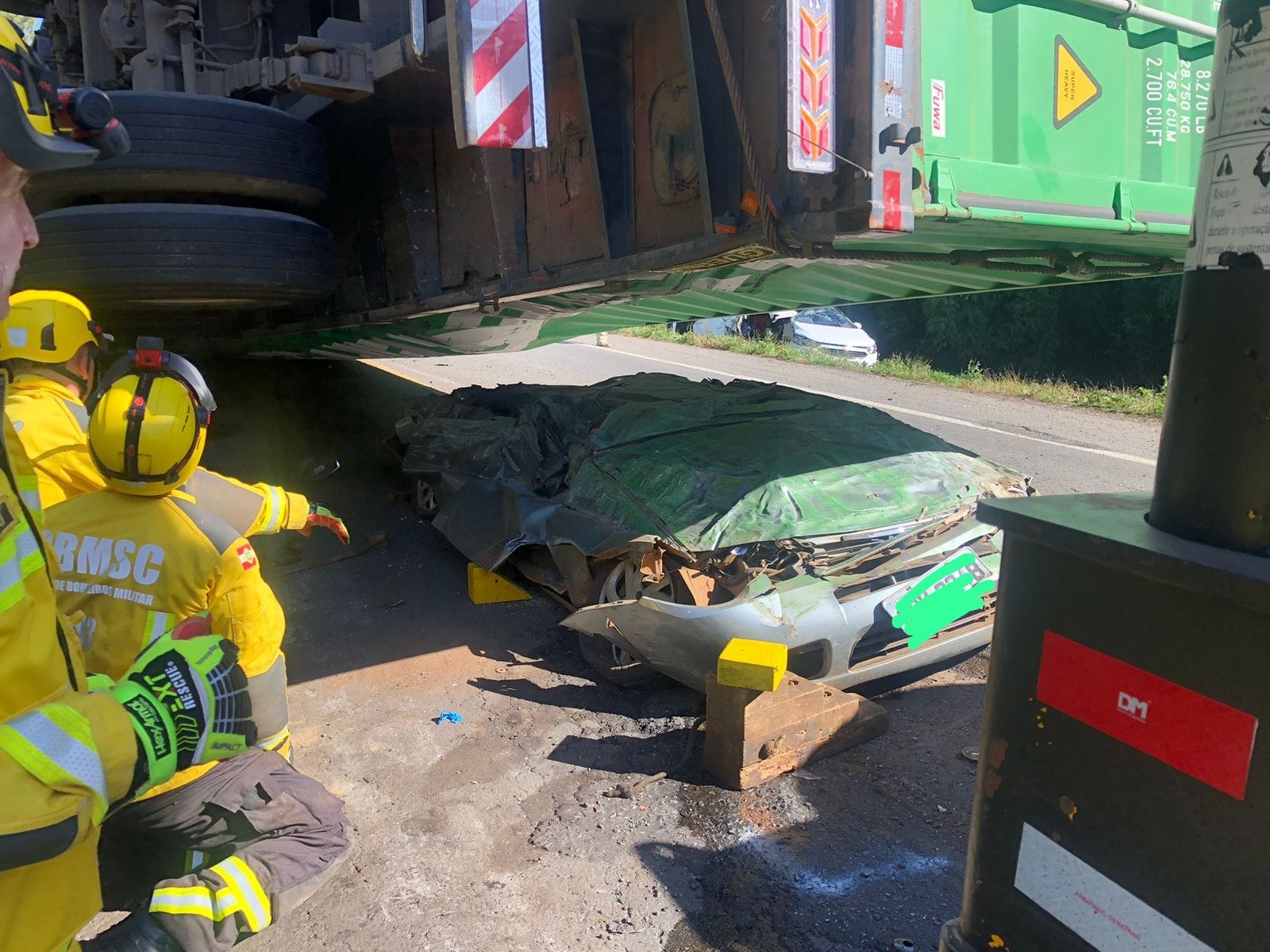 Imagens chocantes: caminhão “esmaga” carro e dois morrem em SC | Foto: Corpo de Bombeiros