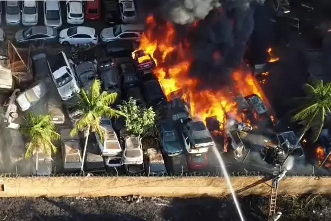 Incêndio atinge pátio da Polícia Civil e carros apreendidos são destruídos no PR | Imagem: Mike Okano/Rede Massa