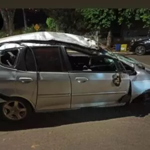 Perseguição policial termina com carro capotado e mulher morta no Oeste