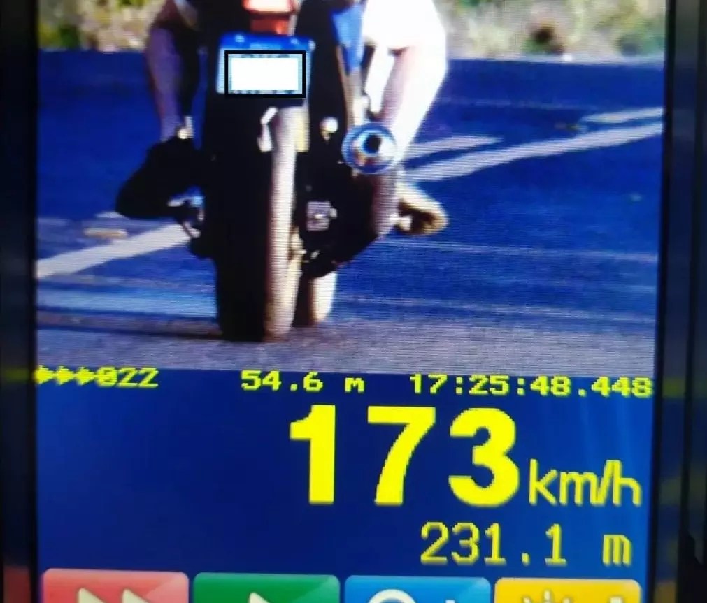 Motociclista desafia a morte e é flagrado a 173 kmh em rodovia de SC | Foto: PMRv