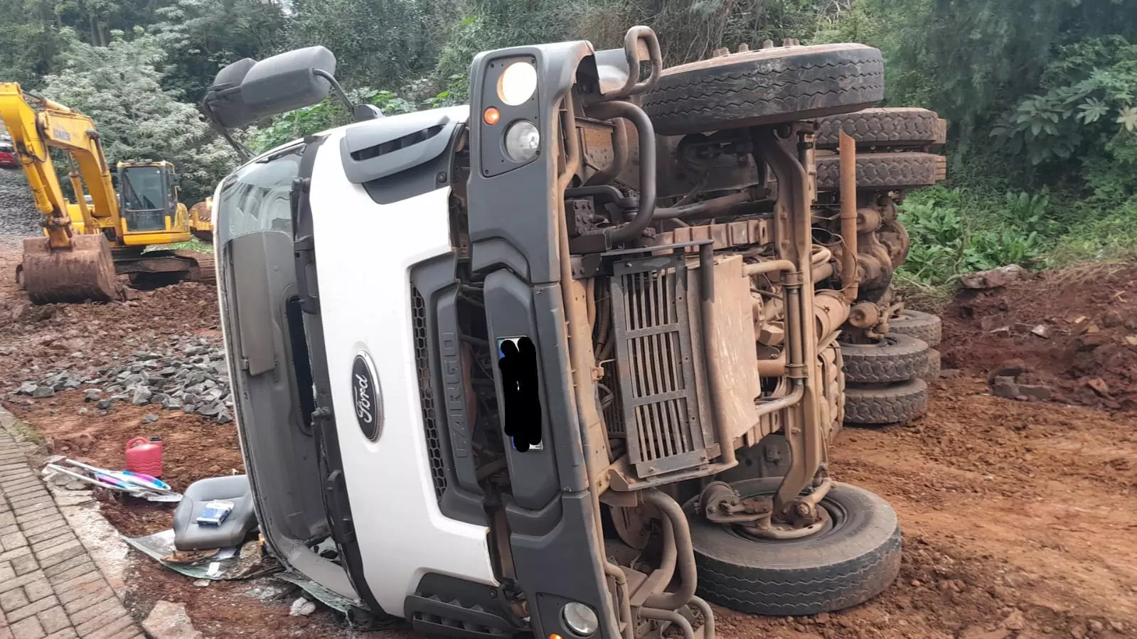 Motorista fica preso às ferragens após caminhão tombar no Oeste de SC | Foto: Corpo de Bombeiros/Divulgação