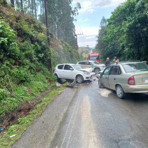 Mulher fica presa às ferragens após batida frontal no Alto Vale | Foto: Corpo de Bombeiros