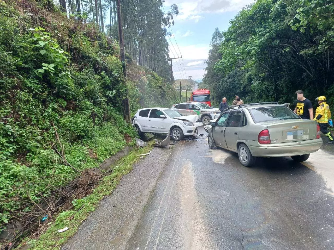 Mulher fica presa às ferragens após batida frontal no Alto Vale | Foto: Corpo de Bombeiros