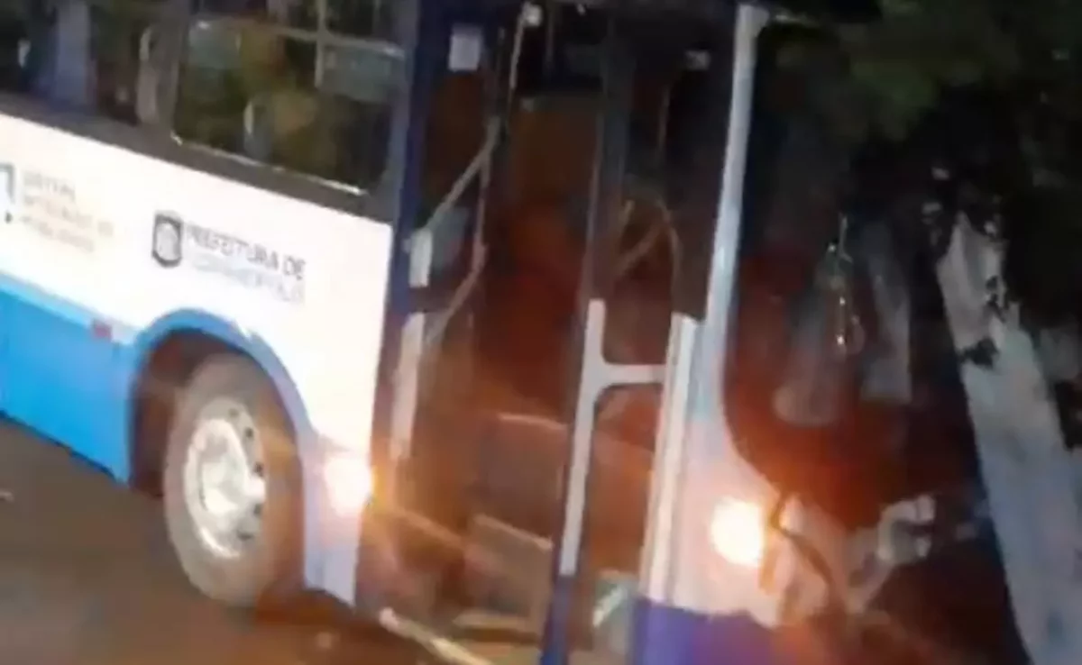 Ônibus bate em poste na SC-406 em Florianópolis