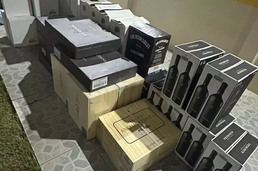 Polícia apreende mais de 330 garrafas de vinho e três são levados para a delegacia no Sul de SC | Foto: PMRv