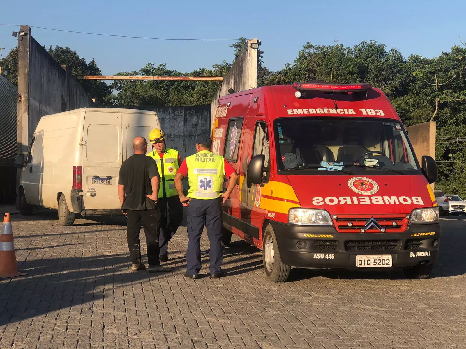 Mecânico fica gravemente ferido após ficar preso debaixo de cabine de caminhão em SC