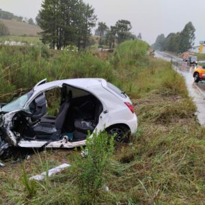 Carro destruído após colisão com caminhão de calcário | Foto: 2ºBBM