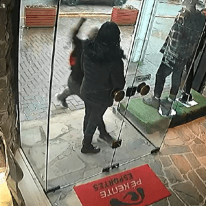 Homem agredindo mulher no centro de São Joaquim | Foto: reprodução/redes sociais