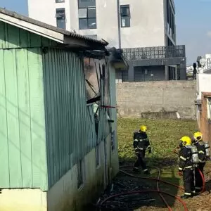 Não há informação sobre como o incêndio começou 