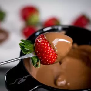 Fondue de chocolate sem complicação e com poucos ingredientes; veja como fazer