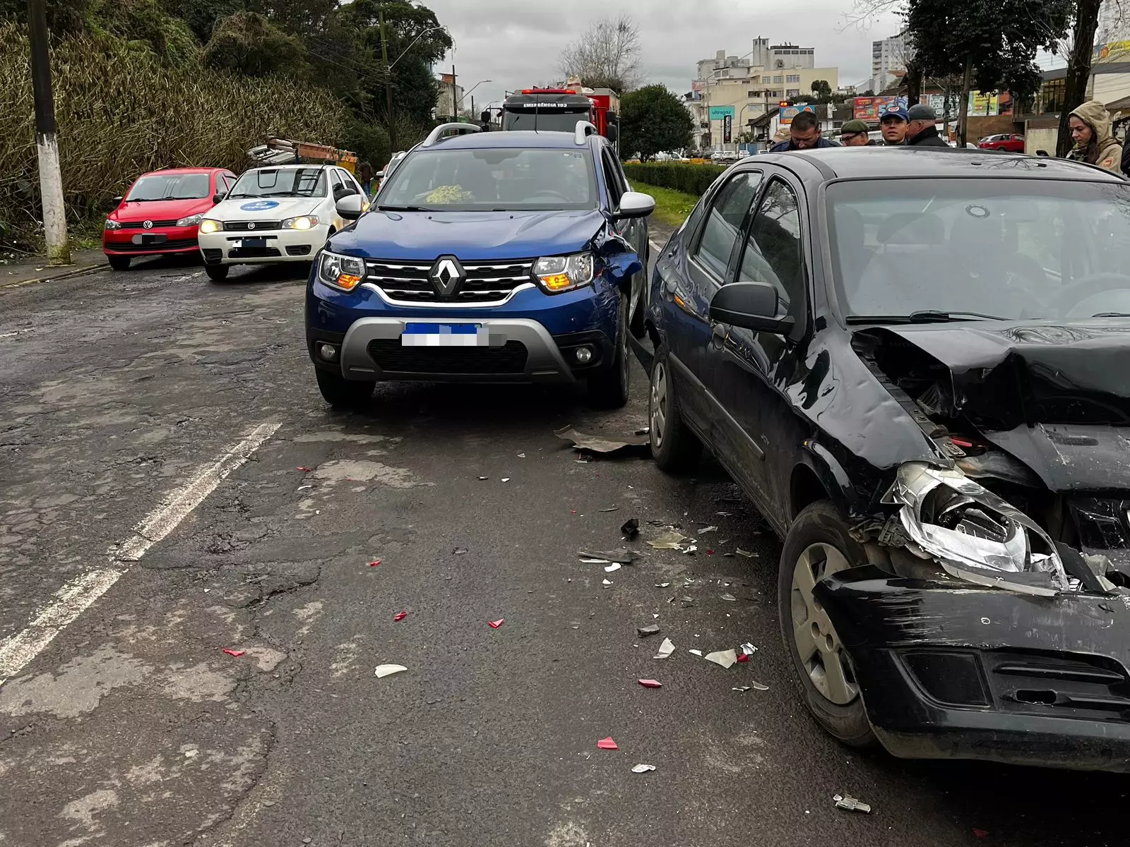 Acidente na Carahá envolve três veículos. | Foto: Handerson Souza / Rádio Clube