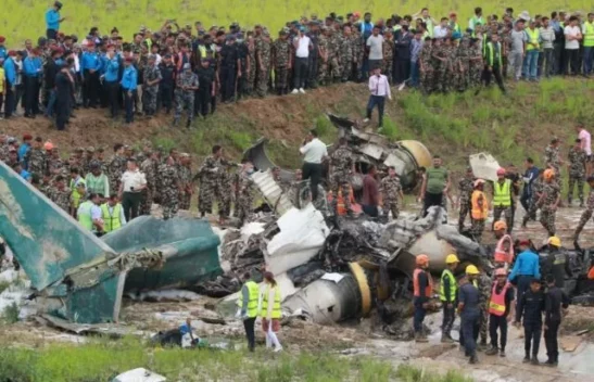 Avião cai após decolagem e deixa 18 mortos; assista ao vídeo