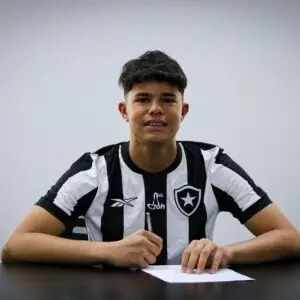 Bruninho Samudio, filho de goleiro Bruno e Eliza, assina contrato e fará parte da base do Botafogo