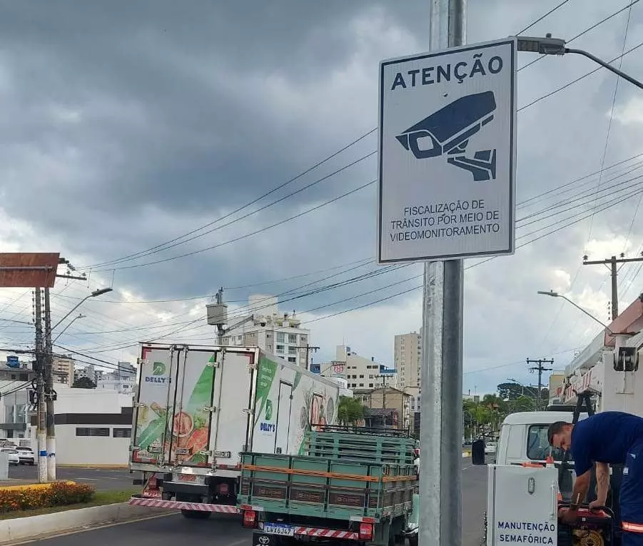 Instalação das câmeras de segurança. | Foto: Divulgação/Diretran