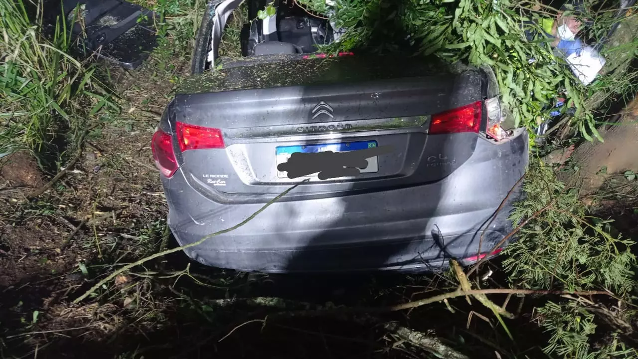 Carro bate em árvore e carona morre no Alto Vale do Itajaí | Foto: Corpo de Bombeiros/Divulgação.