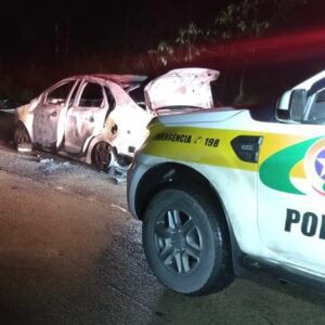 Carro que incendiou em Otacílio Costa. | Foto: PMSC