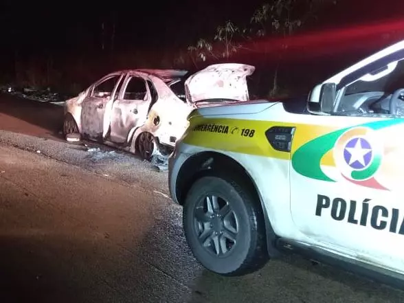 Carro que incendiou em Otacílio Costa. | Foto: PMSC