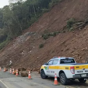 Trânsito parcialmente bloqueado na Serra do Panelão. | Foto: PMRv