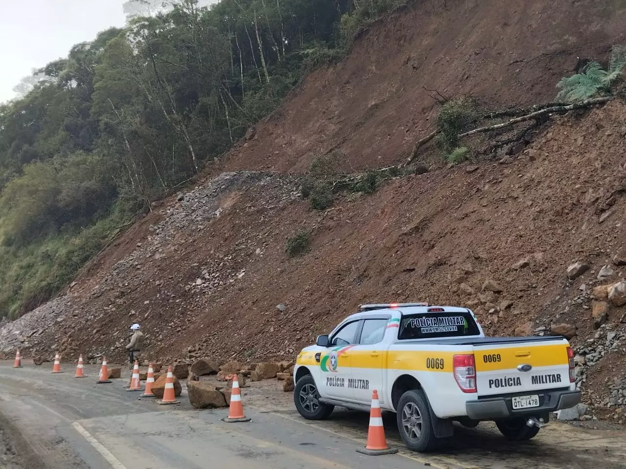 Trânsito parcialmente bloqueado na Serra do Panelão. | Foto: PMRv