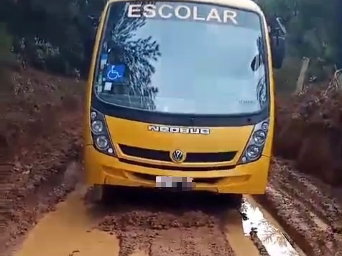 Micro-ônibus que atolou nesta segunda-feira (29). | Foto: reprodução redes sociais