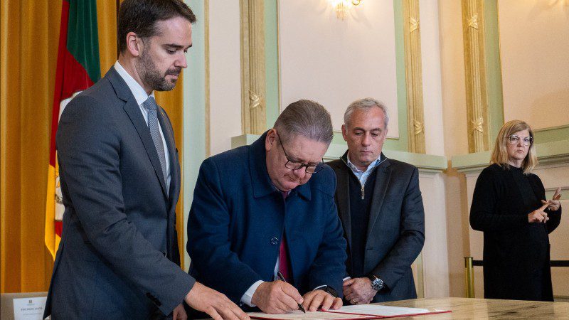 O governador gaúcho Eduardo Leite, Ranolfo Vieira e João Paulo Kleinübing. João Pedro Rodrigues/Secom RS