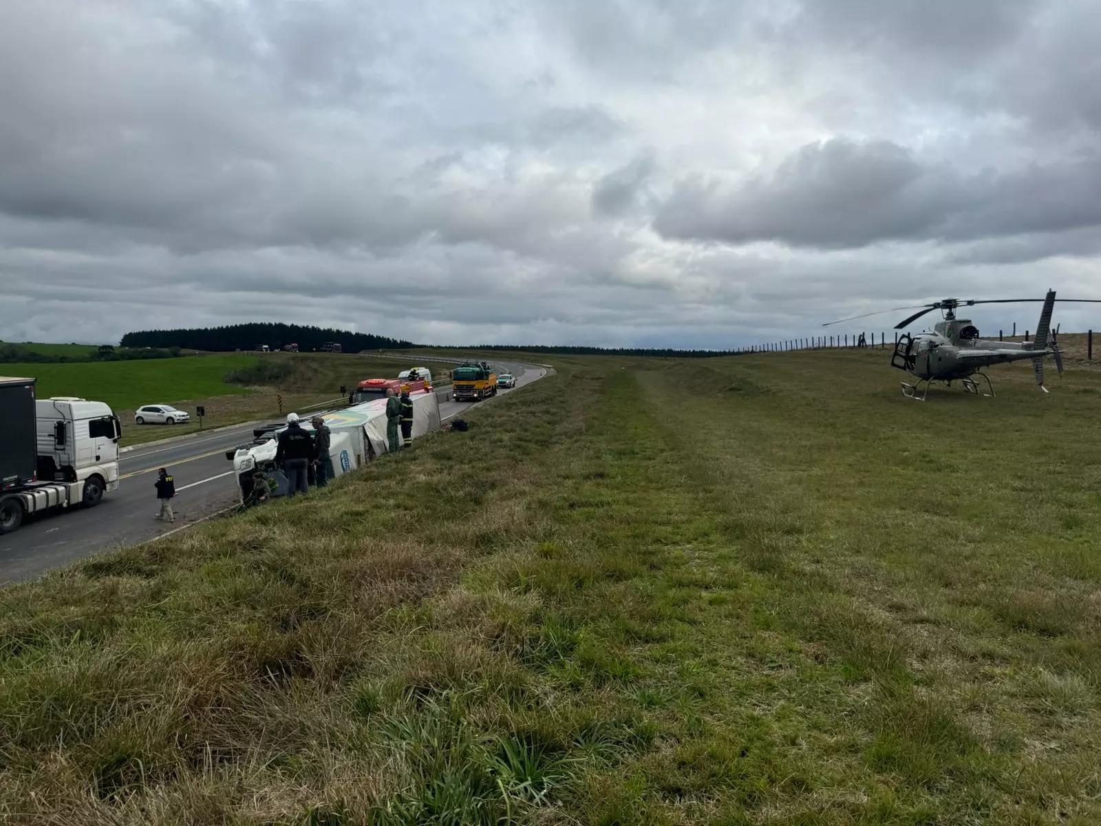 Acidente envolvendo o tombamento da carreta. | Foto: PMSC Águia 04