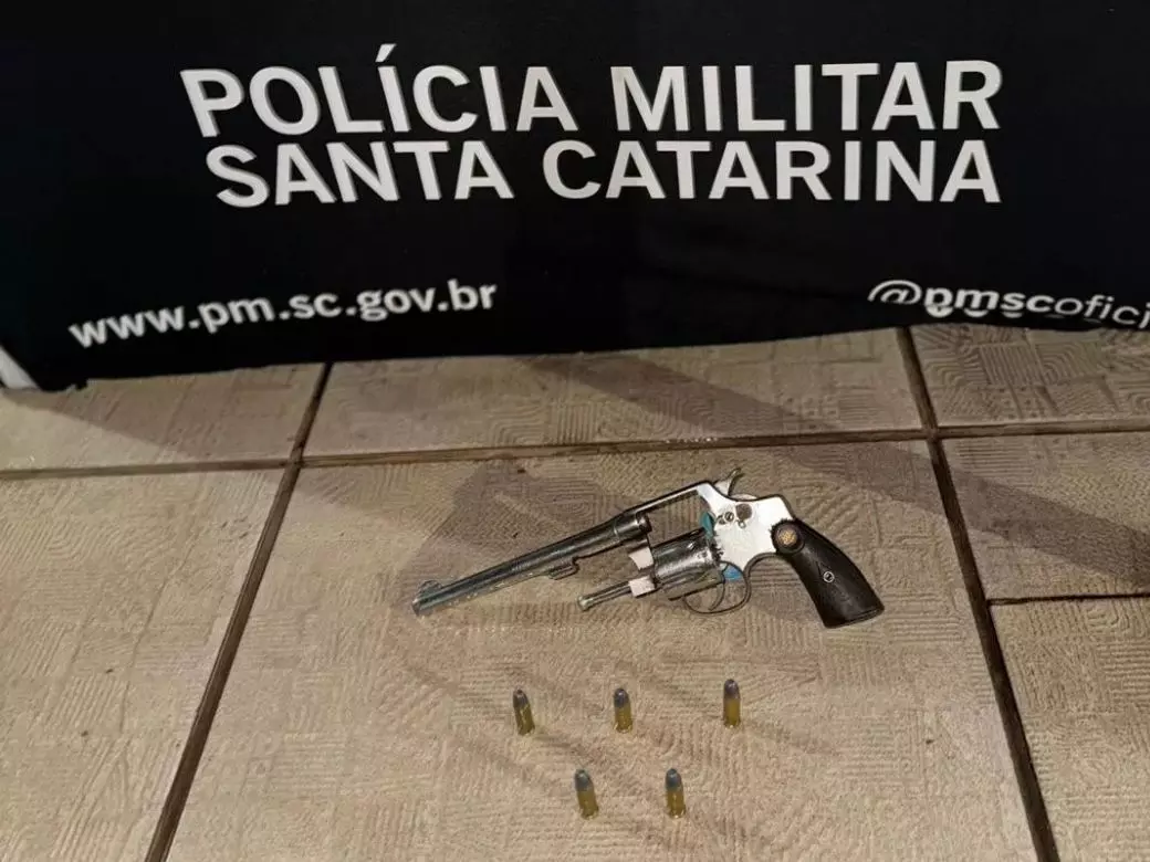 Arma e munições recuperadas na abordagem. | Foto: PMSC