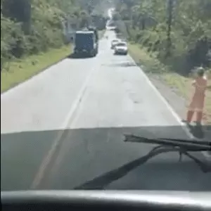 Homem flagra trabalhador escapando de ser atropelado por caminhão