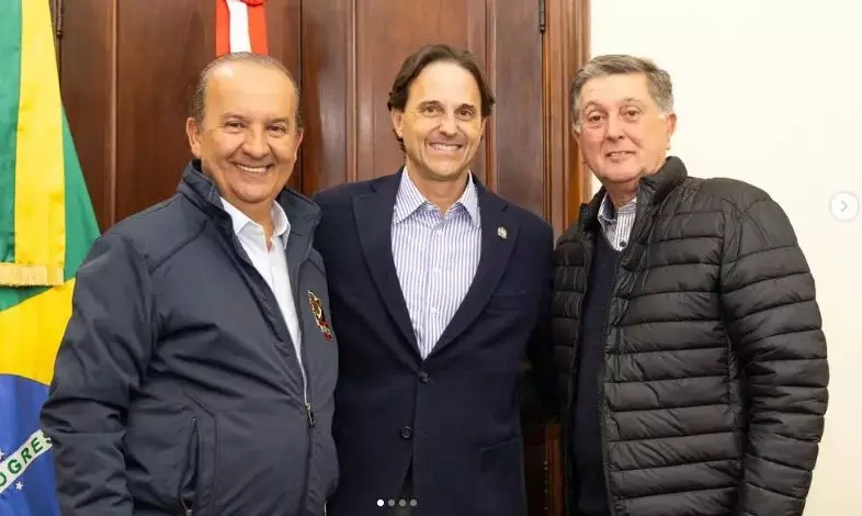 Jorginho Mello, Paulo Bornhausen e Topázio Neto, na possedesta quinta-feira. Thiago Kauê/SECOM