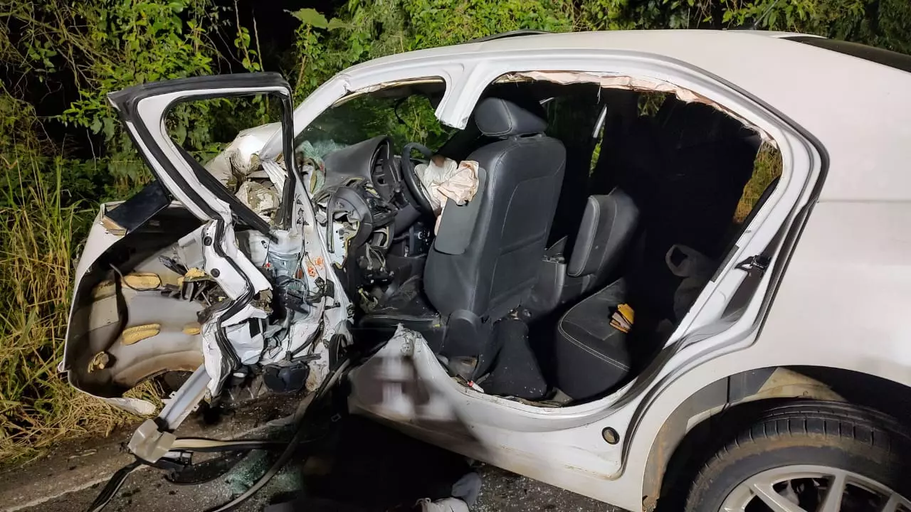 Família que estava em carro da marca Volvo foi levado ao hospital com ferimentos leves | Foto: Corpo de Bombeiros Militar de Santa Catarina (CBMSC) / Reprodução 