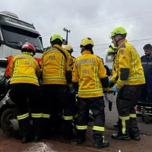 Motorista fica preso às ferragens após carro bater contra caminhão em Chapecó | Foto: Corpo de Bombeiros Militar/Divulgação