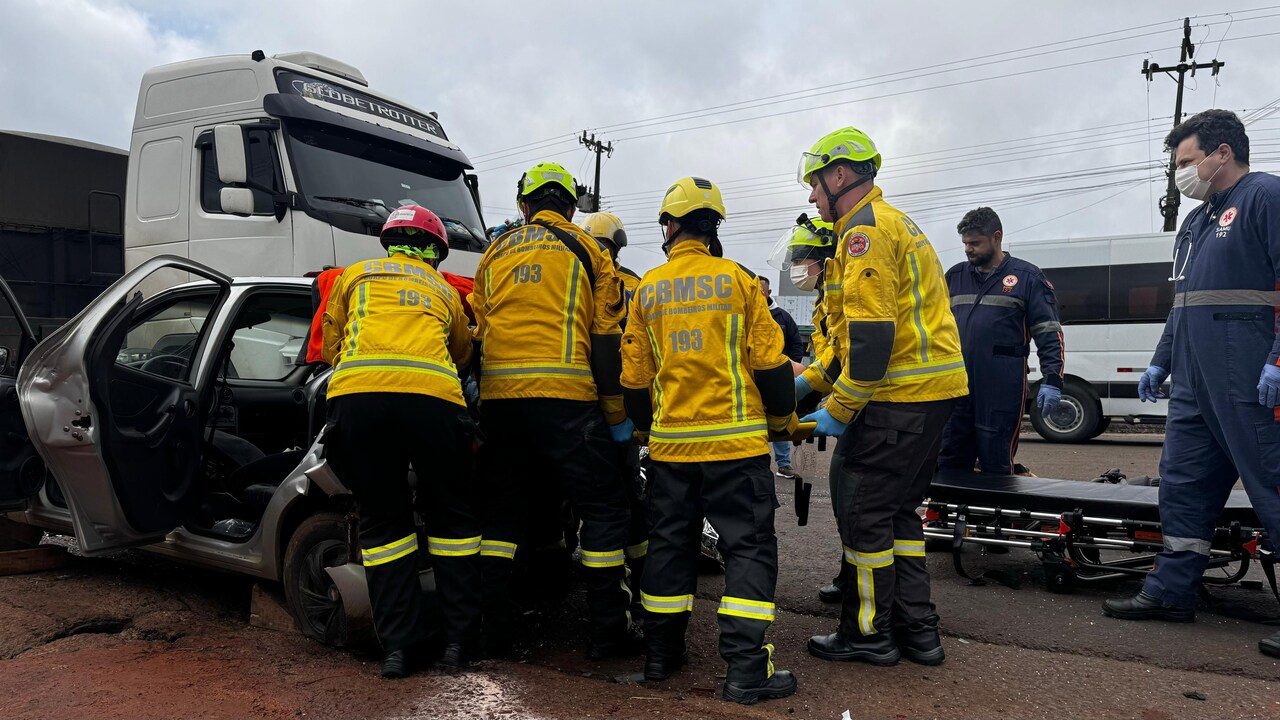 Motorista fica preso às ferragens após carro bater contra caminhão em Chapecó | Foto: Corpo de Bombeiros Militar/Divulgação