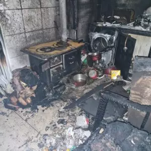 Mulher sofre queimaduras ao utilizar álcool para fazer fogo no fogão à lenha