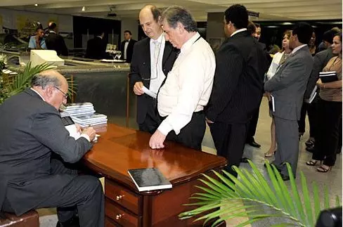 O já ex-senador Neuto de Conto autografa o livro “O Milagre Real”. Moreira Mariz/Agência Senado/2011