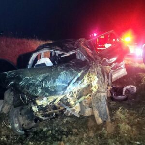 Carro capotado após a fuga. | Foto: Corpo de Bombeiros