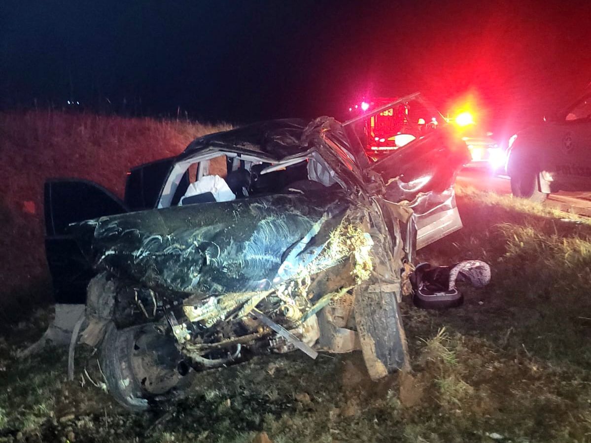 Carro capotado após a fuga. | Foto: Corpo de Bombeiros