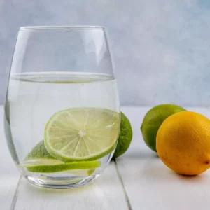 Quais são os benefícios de tomar água com limão todos os dias
