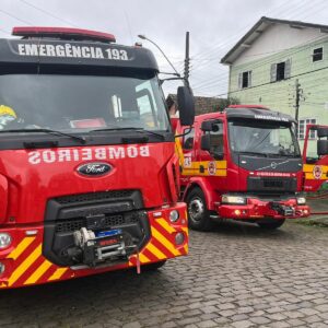 Viaturas envolvidas na ocorrência. | Foto: Isabela Reche / Rádio Clube